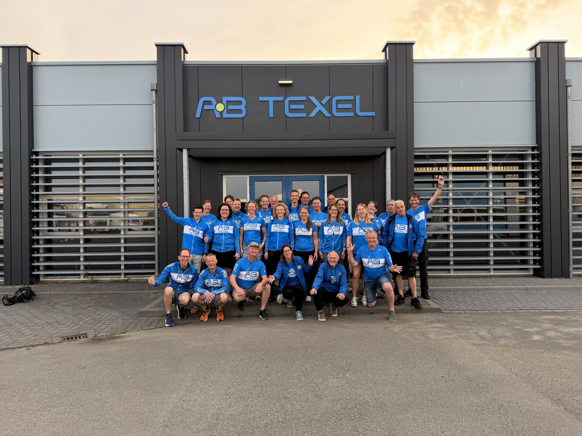 Het team van Roparun Texel in blauwe shirts, samen op de foto